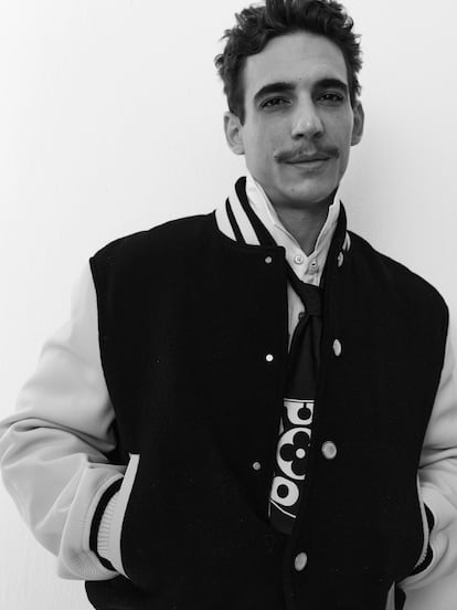 Miguel Herrán posa para ICON vestido de Louis Vuitton.
