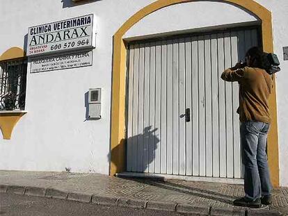 Entrada de la clínica veterinaria de Huércal donde fue asesinado José Luis P. E. F.