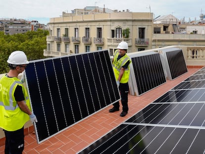 Las últimas placas solares del primer edificio de la comunidad energética de propietarios se han instalado este miércoles en Gran Via de les Corts Catalanes, 469 de Barcelona.