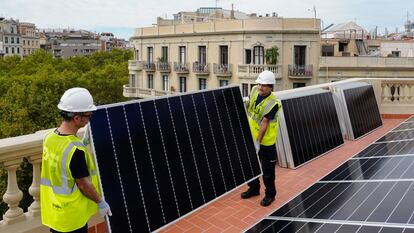 Instalación de placas solares en un inmueble de la Gran Via de les Corts Catalanes, en Barcelona.