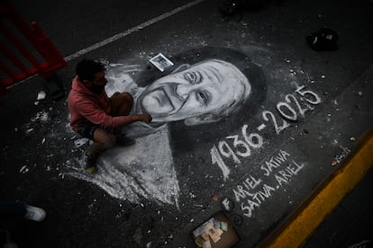 Un hombre dibuja la imagen del papa Francisco en las calles de  Buenos Aires. 