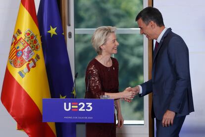 El presidente del gobierno, Pedro Sánchez, y la presidenta de la Comisión Europea, Ursula Von der Leyen, ofrecen una rueda de prensa en el Museo de las Colecciones Reales, en el marco de la reunión del Colegio de Comisarios de la UE, este lunes en Madrid.