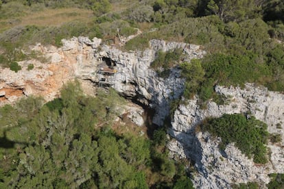Researchers examine the Biniadrís cave in Menorca.