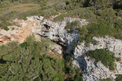 Researchers examine the Biniadrís cave in Menorca. 