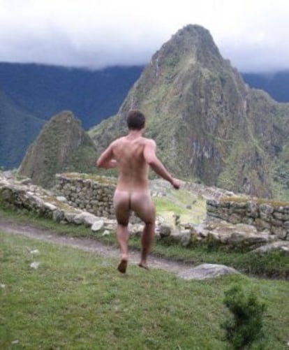 Imagem retirada da conta do Facebook chamada 'Naked in Monuments'.