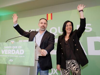 Santiago Abascal, junto a la diputada de su partido en el Parlamento vasco, Amaia Martínez, comparecen este domingo tras conocer los resultados.