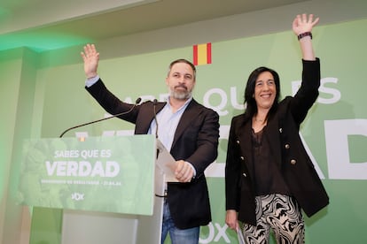 La candidata a lehendakari por VOX, Amaia Martínez, y el presidente del partido Santiago Abascal durante su intervención para valorar los resultados electorales, este domingo en Vitoria. 
