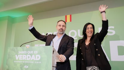 Santiago Abascal, junto a la diputada de su partido en el Parlamento vasco, Amaia Martínez, comparecen este domingo tras conocer los resultados.