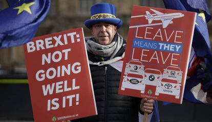 Un ciudadano anti-Brexit se manifiesta por la permanencia de Reino Unido en la UE, este martes en Londres.