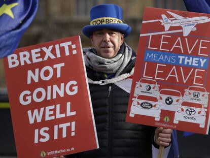 Un ciudadano anti-Brexit se manifiesta por la permanencia de Reino Unido en la UE, este martes en Londres.