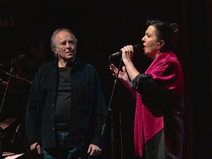 Serrat con Carmen Linares en la celebración de los 40 años de carrera de la cantaora en un concierto en Madrid en 2022. Los dos tiene el Princesa de Asturias de las Artes. 