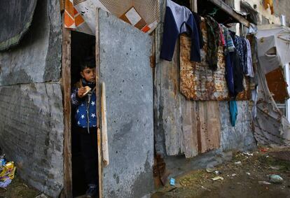 Un niño palestino abre la puerta de su casa en Beit Hanun, al norte de la Franja de Gaza.