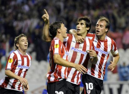 Muniain, De Marcos y Yeste felicitan a Javi Martínez, autor del primer gol del Athletic.