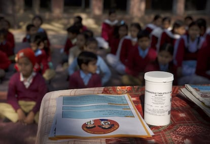 Los estudiantes se reúnen para tomar pastillas antiparasitaras en su escuela en Neemrana. Al absorber algunos de los nutrientes esenciales, los parásitos impiden que la nutrición del niño sea correcta.
