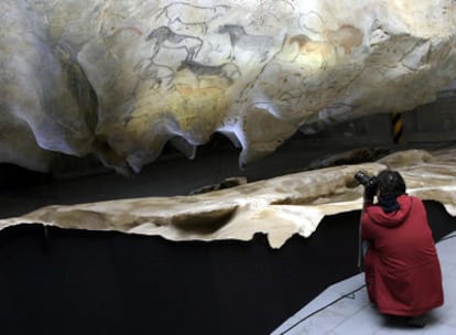 Pinturas rupestres en la réplica de la cueva de Ekain, en Zestoa (Guipúzcoa)