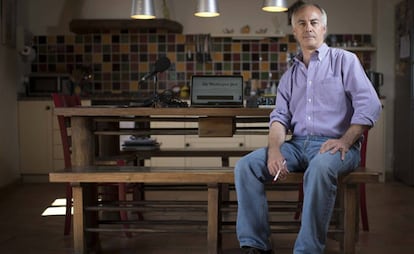 El periodista Juan Carlos Iragorri, junto a la mesa de trabajo en su casa de La Cuenca.