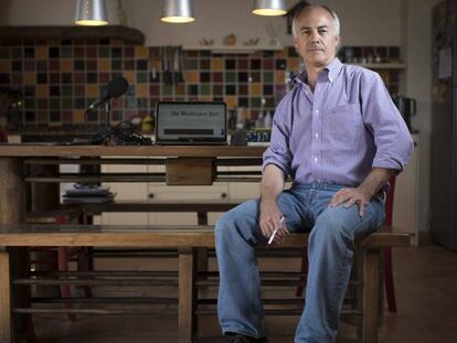 El periodista Juan Carlos Iragorri, junto a la mesa de trabajo en su casa de La Cuenca.