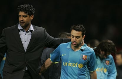 Frank Rijkaard consola Xavi após a eliminação do Barcelona frente ao Manchester United na volta das semifinais da Liga de Campeões de 2008.