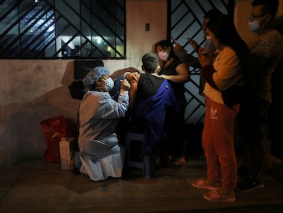 Un trabajador de salud administra una dosis de la vacuna contra covid-19 a un niño en Lima, Perú, en diciembre de 2021.