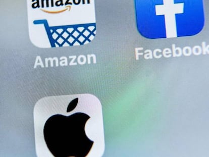 Iconos de Apple, Google, Facebook y Amazon en un teléfono móvil. 