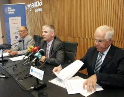 Los economistas del Foro Econmico y Social de Galicia, (de izq. a dcha.) Fernando Gonzlez Laxe, Santiago Lago y Jorge Gonzlez Gurriarn, han presentado en Santiago de Compostela dos documentos del Foro Econmico de Galicia.