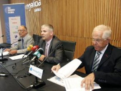 Los economistas del Foro Económico y Social de Galicia, (de izq. a dcha.) Fernando González Laxe, Santiago Lago y Jorge González Gurriarán, han presentado en Santiago de Compostela dos documentos del Foro Económico de Galicia.