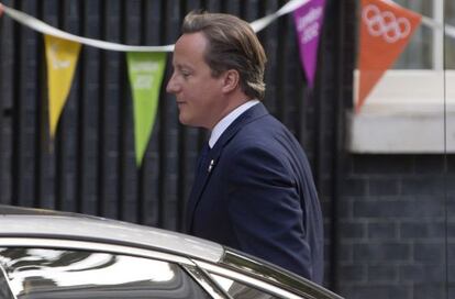 El primer ministro brit&aacute;nico, David Cameron, a su llegada hoy a 10 Downing Street. 