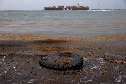 Neumáticos y otros tipos de residuos se van encontrando a lo largo de la playa.  