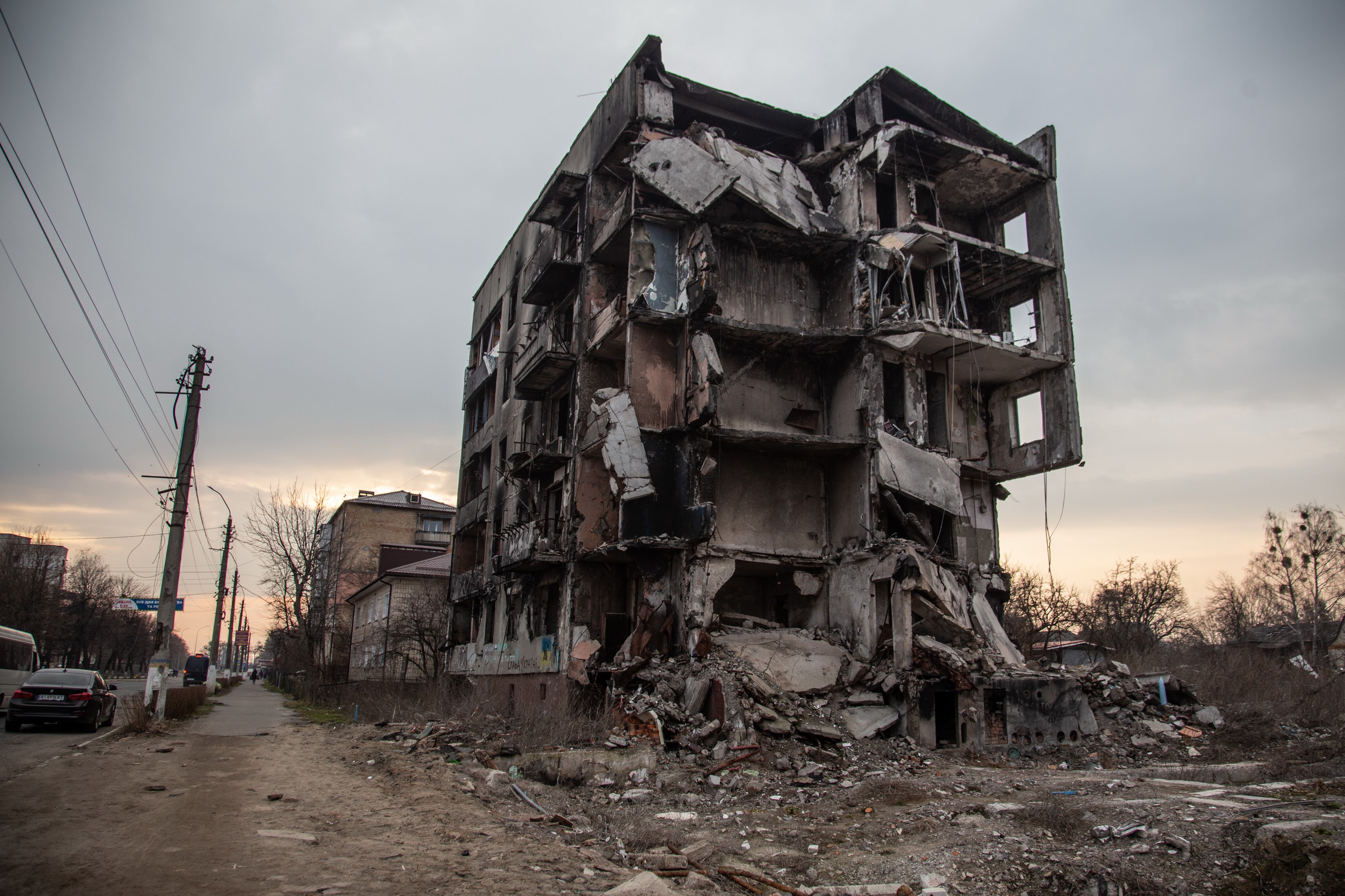 Estado de un edificio destruido hace un año durante la ocupación del ejército ruso en marzo en el distrito de Borodianka, en las afueras de Kiev, el pasado 22 de marzo.