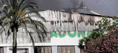 Un bombero trabaja en el incendio en la f&aacute;brica de Forns Valencians SAU (Forvasa), ubicada en la localidad valenciana de Pu&ccedil;ol y fabricante especialista que suministra panes y tartas a Mercadona, que ha calcinado las instalaciones pero no ha causado da&ntilde;os personales.