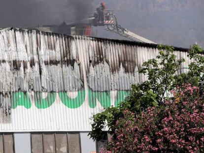 Un bombero trabaja en el incendio en la f&aacute;brica de Forns Valencians SAU (Forvasa), ubicada en la localidad valenciana de Pu&ccedil;ol y fabricante especialista que suministra panes y tartas a Mercadona, que ha calcinado las instalaciones pero no ha causado da&ntilde;os personales.