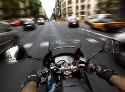 Los moteros se defienden: toda la culpa de los accidentes, dicen, no es de ellos. Coches y motos han de aprender a convivir en la carretera.