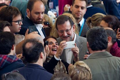 El presidente del Gobierno se fotografia con una simpatizante del Partido Popular durante un almuerzo-mitin en el albergue Fuerte de Nagueles de Marbella, el pasado 7 de diciembre.
