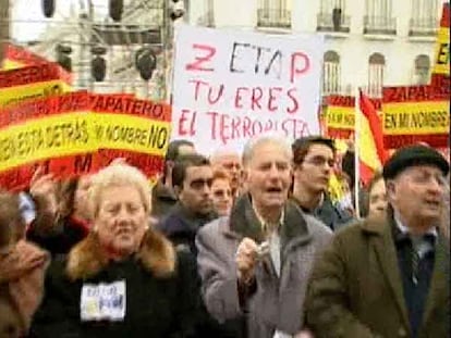 La AVT se manifiesta al grito de Zapatero dimisión