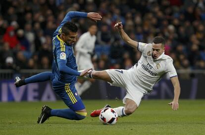 Partido de ida de los cuartos de final de la Copa del Rey que se juega esta noche en el estadio Santiago Bernabéu. El jugador madridista Lucas Vázquez pelea un balón con el jugador del Celta de Vigo Gustavo Cabral.