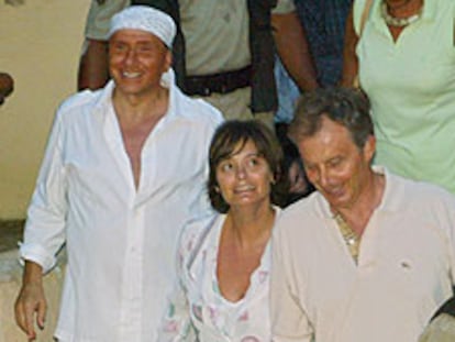 Berlusconi pasea el lunes con el matrimonio Blair por Porto Rotondo.