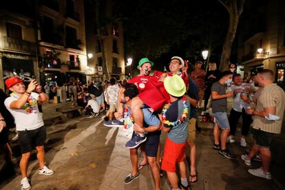 La Guardia Urbana de Barcelona ha detectado en la madrugada de este sábado a 4.357 personas que no estaban respetando el toque de queda nocturno en la capital catalana. En la imagen, un grupo de personas se concentra en las calles del barrio del Born.