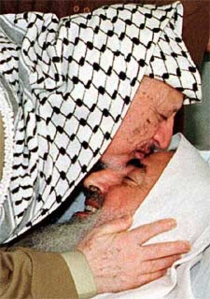 Arafat besa a Yassin en 1997, durante un visita del <i>rais</i> de Jordania.