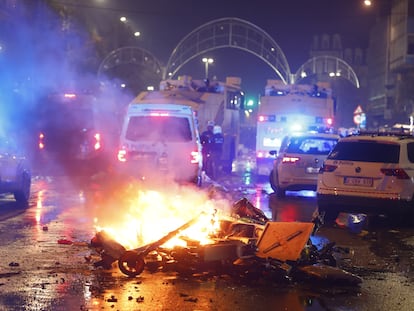 Decenas de personas provocaron este domingo disturbios en el centro de Bruselas y en algunas ciudades belgas y neerlandesas tras el partido del Mundial de fútbol que ha enfrentado en Qatar a Bélgica con Marruecos.