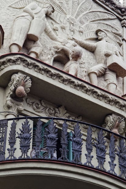 Uno de los balcones decorado con caracoles en el edificio construido por Carles Bosch Negre.