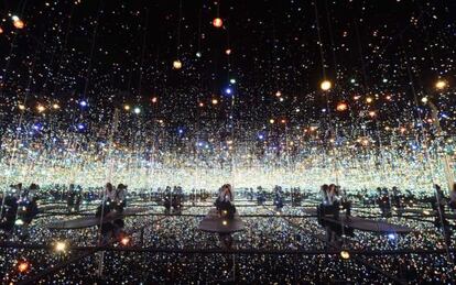 Una periodista fotografía la obra 'Almas a millones de años luz', de la artista japonesa Yayoi Kusama, en The Broad Museum.