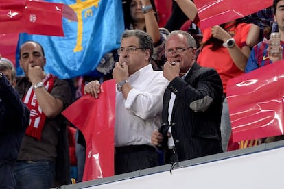 Aficionats xiulen l'himne nacional d'Espanya.