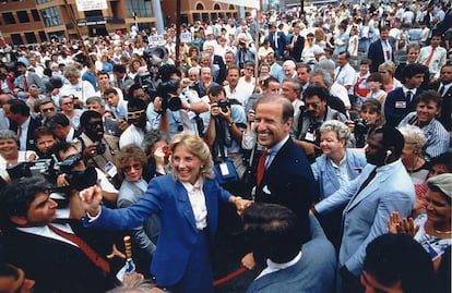 En los tiempos de senador, Joe Biden y su mujer en la campaña de 1988 en la que quiso presentarse a la Presidencia.