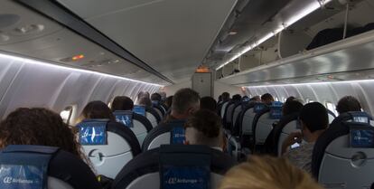 Interior del vuelo de Ibiza a Palma de Air Europa operado por Swiftair, el 14 de mayo. H. G.