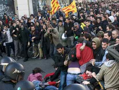 Carga policial contra los estudiantes que intentaban bajar por la Rambla.