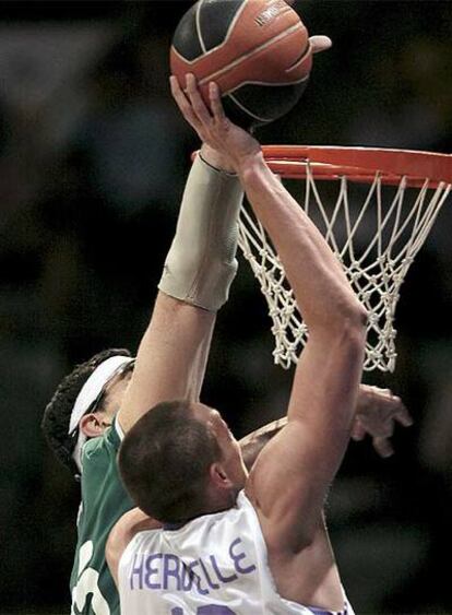 Daniel Santiago, del Unicaja, tapona el intento de canasta de Axelle Hervelle, del Real Madrid