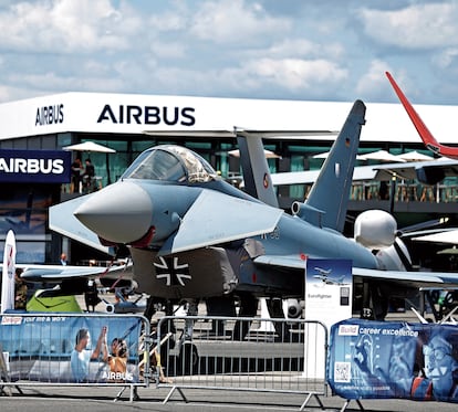 Un Eurofighter Typhoon expuesto en una feria en París.