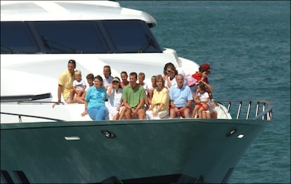 La familia real, en la cubierta del yate 'Fortuna' en el año 2005. 