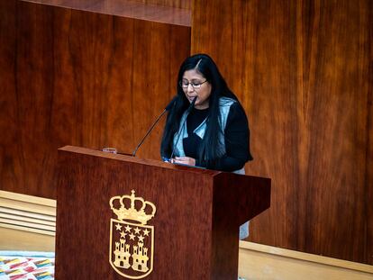 La diputada Diana Carol Paredes Choquehuanca interviene en el pleno de la Asamblea de Madrid.