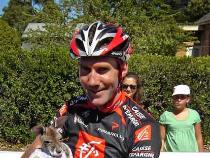 Pablo Lastras, con una cría de canguro, tras una etapa.